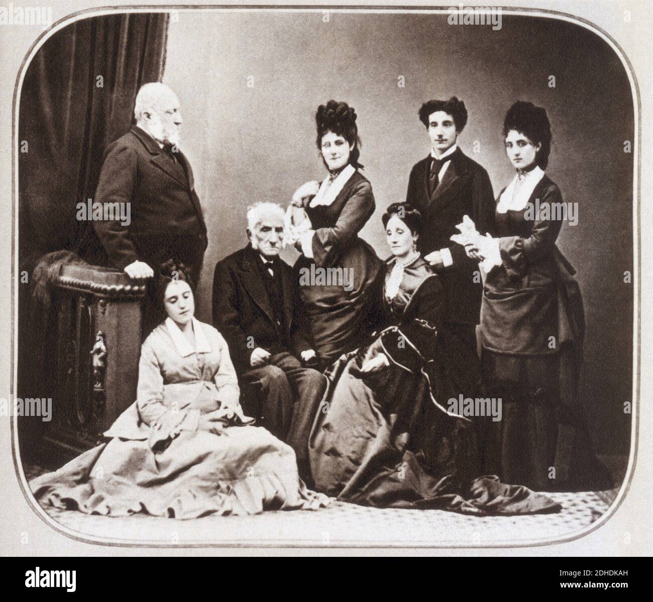 1872 , ITALIEN : der berühmteste italienische Schriftsteller ALESSANDRO MANZONI ( 1785 - 1873 ) , Autor des Buches " I Promessi Sposi " ( 1827 - 1842 ) mit Sohn PIETRO ( 1813 - 1873 ) mit Frau G. Visconti und ihre 4 Söhne : Vittoria ( geboren 1846 ) , Giulia ( geboren 1848 ) , Renzo ( geboren 1852 ) und Alessandra ( geboren 1854 ) - SCRITTORE - LETTERATO - FAMIGLIA - FAMILIE - LETTERATURA - LITERATUR - Portrait - ritratto - alter alter alter Mann - uomo anziano vecchio - weiße Haare - capelli bianchi - favoriti - Basetta - Basette - FAMILIENGRUPPE - GRUPPO di FAMIGLIA - nonno - nipote - nipoti - Großvater - Enkel Stockfoto