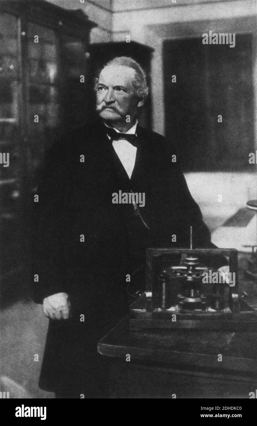1911 , USA : der italienische Wissenschaftler ANTONIO PACINOTTI ( 1844 - 1912 ) , Erfinder im Jahr 1860 des elektromagnetischen ANELLO DI PACINOTTI ( Pacinotti Ring ) - Elettromagnetico - Elettromagnetismo - Elektromagnetismus - INVENTORE - Anello di - SCIENZIATO - Elettricità - Elektrizität - MAGNETISMO - MAGNETICO - Magnetismus - magnetisch - Portrait - ritratto - baffi - Schnurrbart - cravatta papillon - Krawatte - Erfindung ---- Archivio GBB Stockfoto
