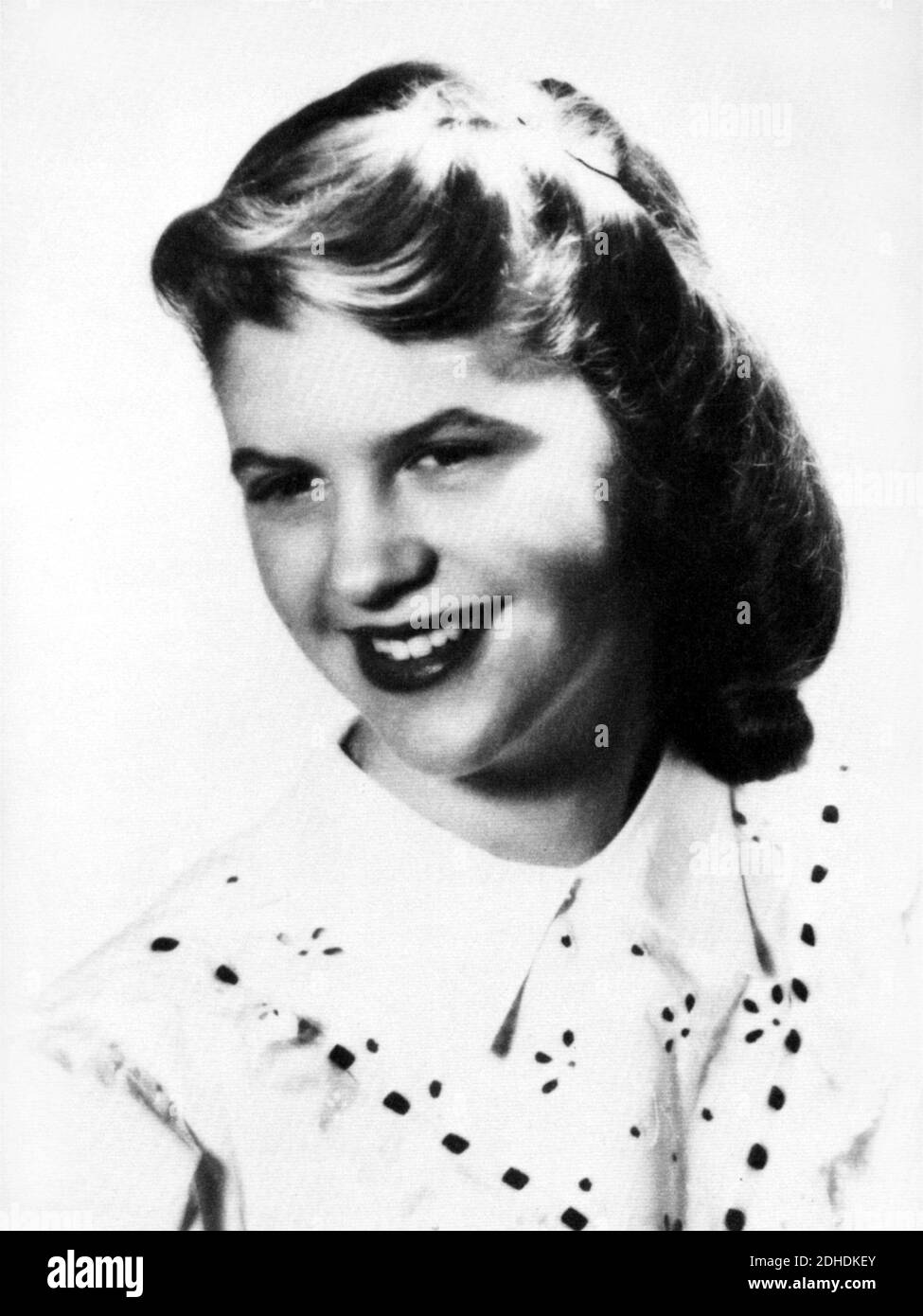 1950 : die gefeierte amerikanische Dichterin SYLVIA PLATH ( boston 1932 - London 1963 ) , Frau des Dichters Ted hughes , In der High School Abschluss Foto - POESIA - POESIE - POETESSA - POETA - Lächeln - sorriso - suicidio - Selbstmord - suicida - scrittrice - Schriftsteller - letteratura - Literatur - letterato - Persönlichkeit, wenn jung war - personalità da giovani da giovane --- Archivio GBB Stockfoto