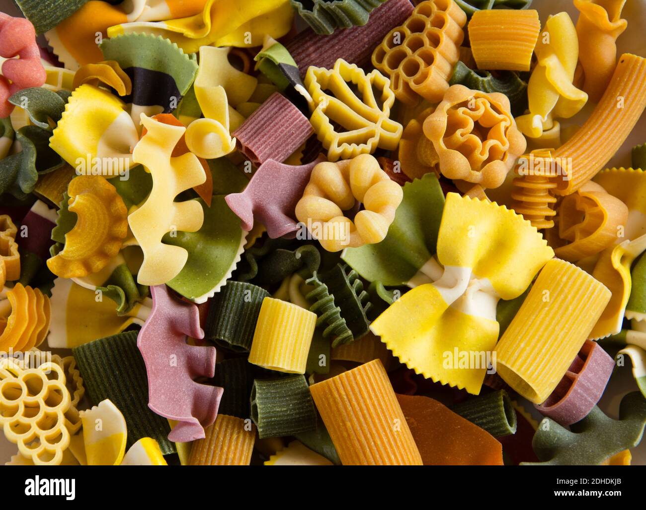 Bunte italienische Pasta, horizontaler Hintergrund Stockfoto