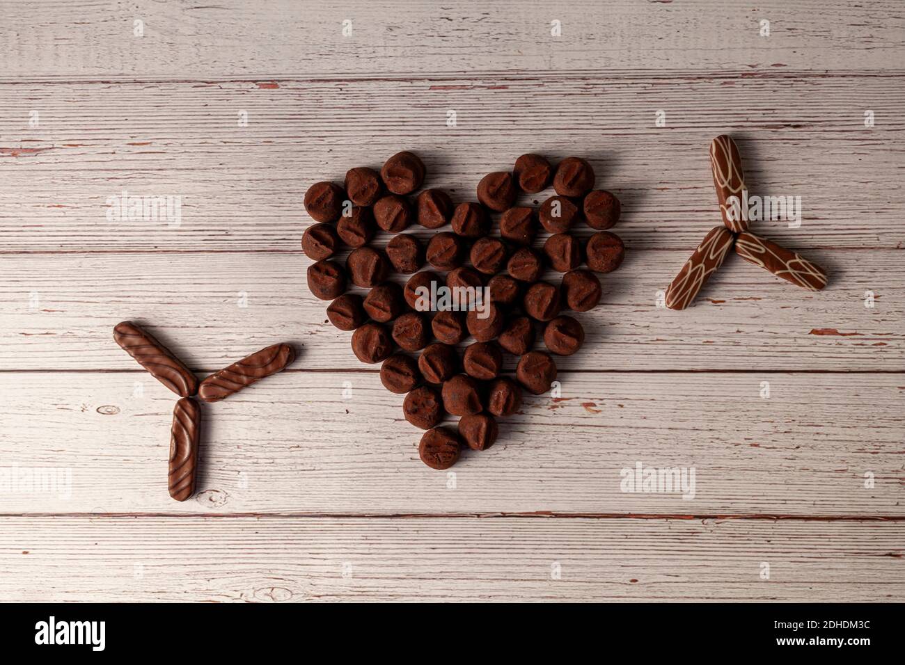 Schokoladentrüffel in Herzform mit Schokolade überzogene Cookies in Sternform an den Seiten entworfen. Ein süßes und köstliches Konzept für Vale Stockfoto