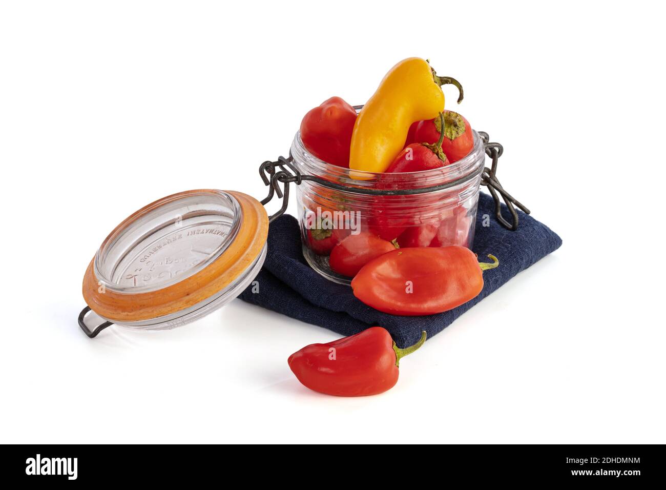 Mini Paprika Paprika in einem Glas isoliert auf weißem Hintergrund Stockfoto