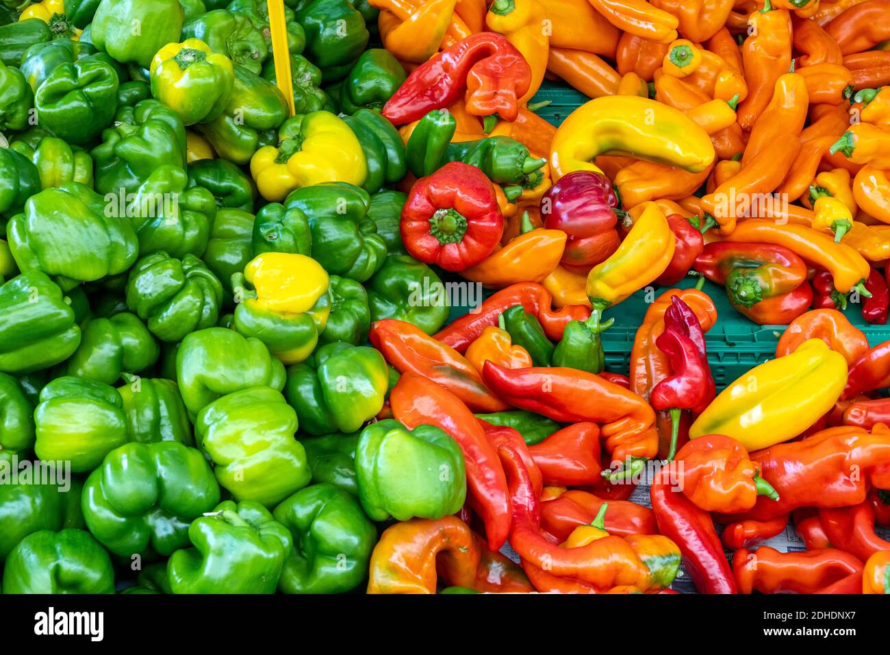 Bunte Variation von Paprika zum Verkauf auf einem Markt Stockfoto