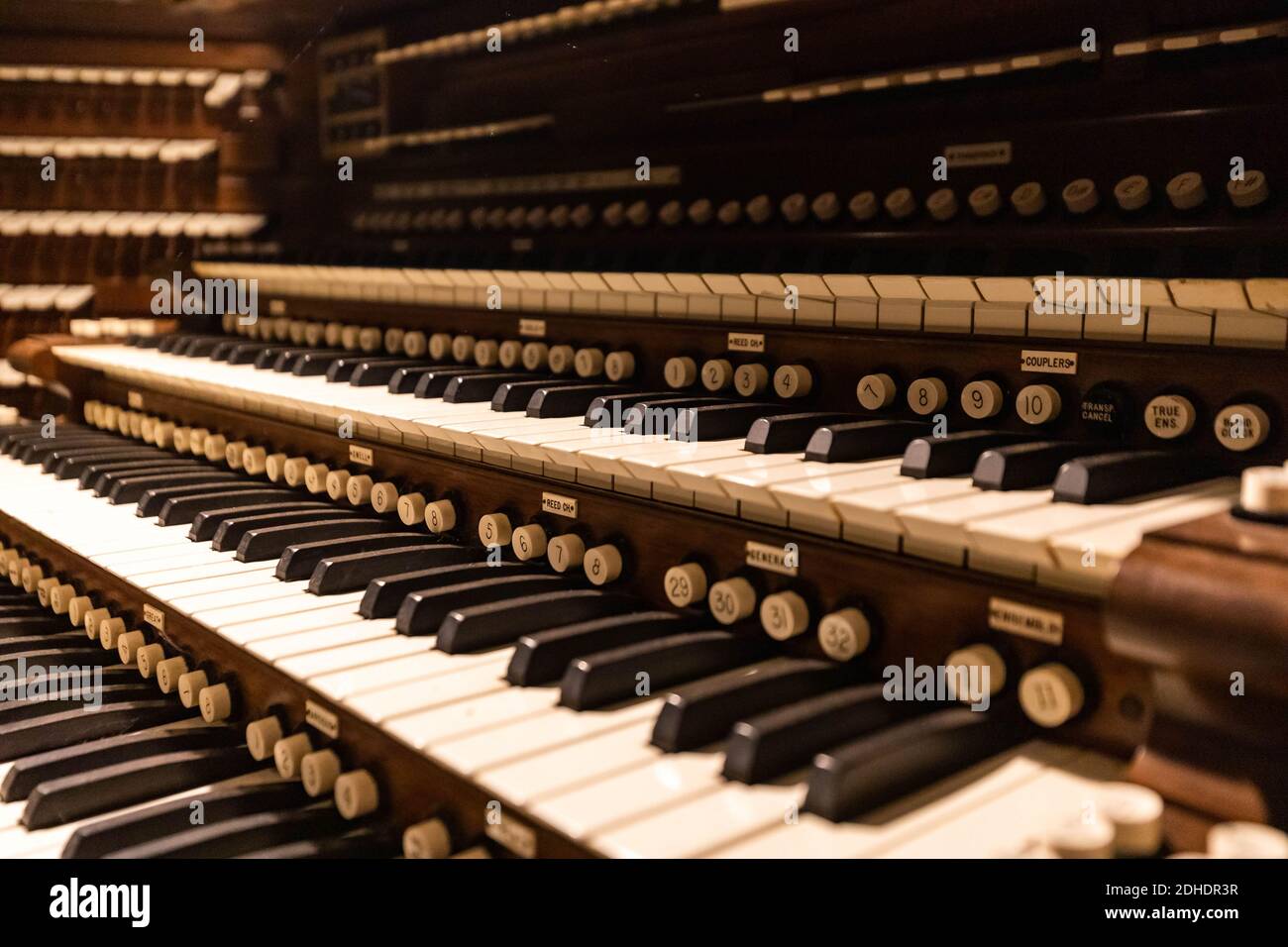 Pipe Orgel Keyboard Controls close up vintage Stil in englisch Stockfoto