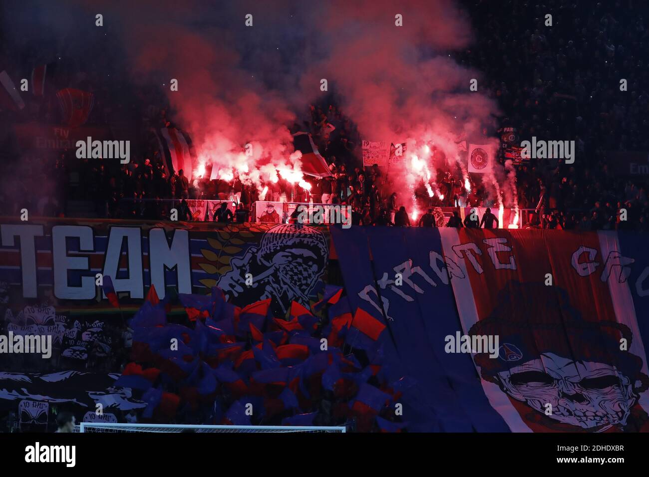PSG's Ultra Fans beim Fußballspiel der französischen First League, PSG gegen Nizza im Parc des Princes, Frankreich, am 27. Oktober 2017 gewann PSG 3:0. Foto von Henri Szwarc/ABACAPRESS.COM Stockfoto