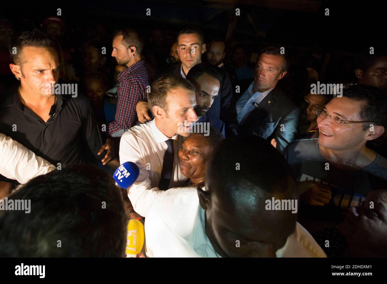 Der französische Präsident Emmanuel Macron umarmt eine Frau bei einem Besuch im Stadtteil Cogneau Lamirande in Matoury, Französisch-Guayana, 27. Oktober 2017. Foto von Ronan Lietar/Pool/ABACAPRESS.COM Stockfoto