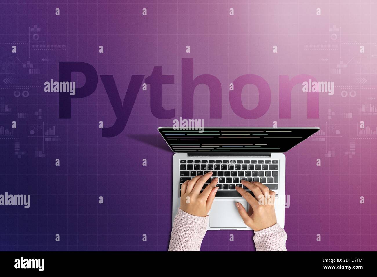Die beliebte Programmiersprache Python mit einer Person hinter einem Laptop. Stockfoto