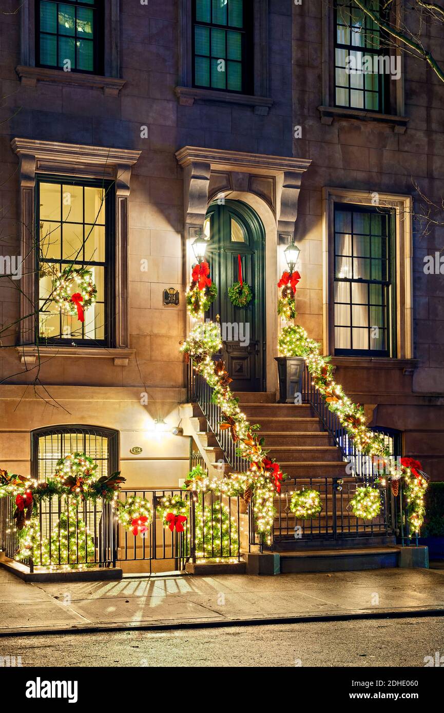 New York Townhouse Weihnachtsdekorationen Stockfoto
