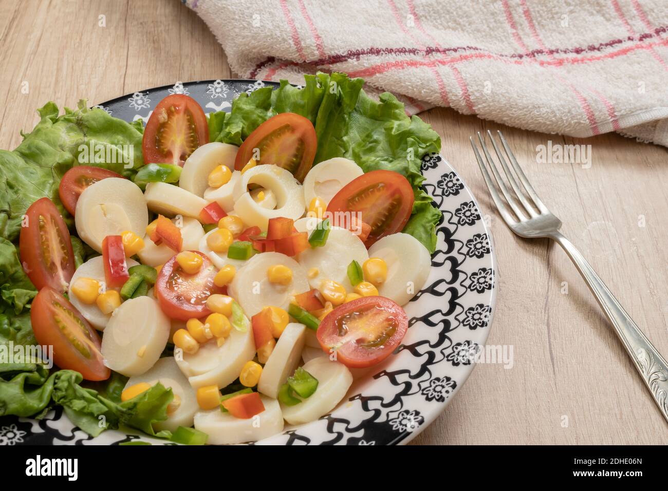 Frischer und exquisiter Salat aus in Scheiben geschnittenen ...