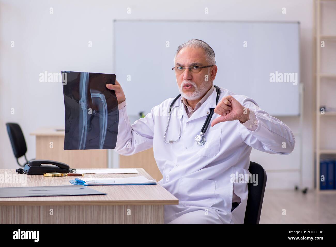 Alter männlicher Arzt Radiologe, der in der Klinik arbeitet Stockfoto