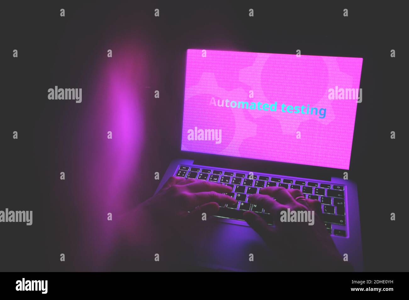 Konzept automatisiertes Testen in Programmierung und Codierung. Stockfoto