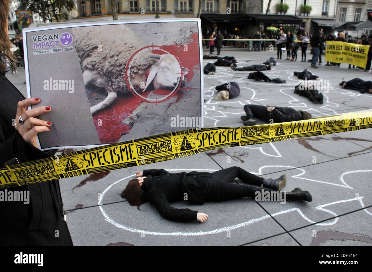 Am Igor Strawinsky Place, im Georges Pompidou Museum, wird ein Tierverbrecherort während einer Aktion PETA für den Weltvegantag am 1. November 2017 in Paris, Frankreich, dargestellt. Foto von Alain Apaydin/ABACAPRESS.COM Stockfoto