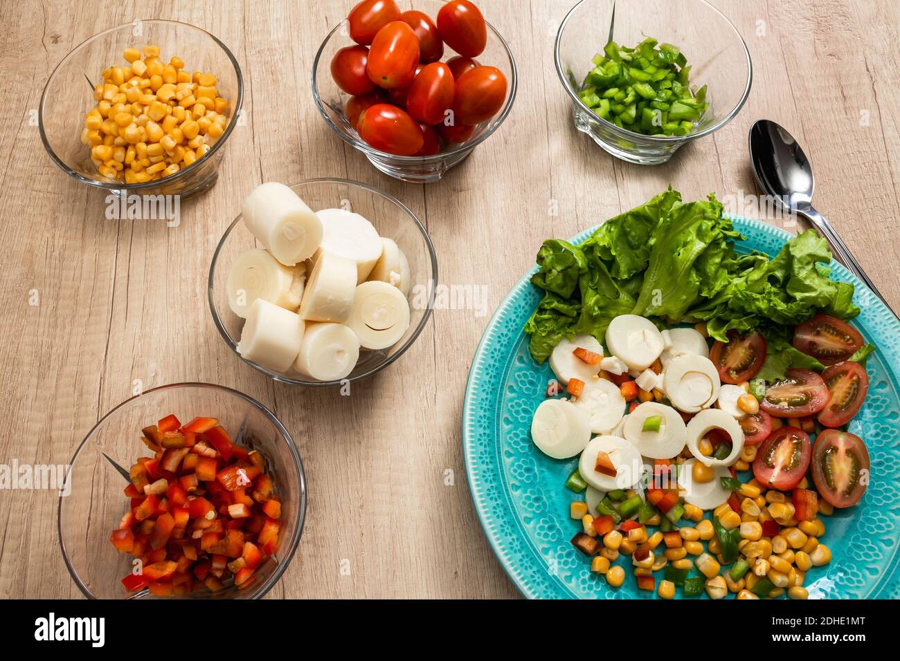 Frische und natürliche Produkte bereit, einen köstlichen Palmitos Salat zu machen. Natürliches Lebensmittelkonzept. Stockfoto