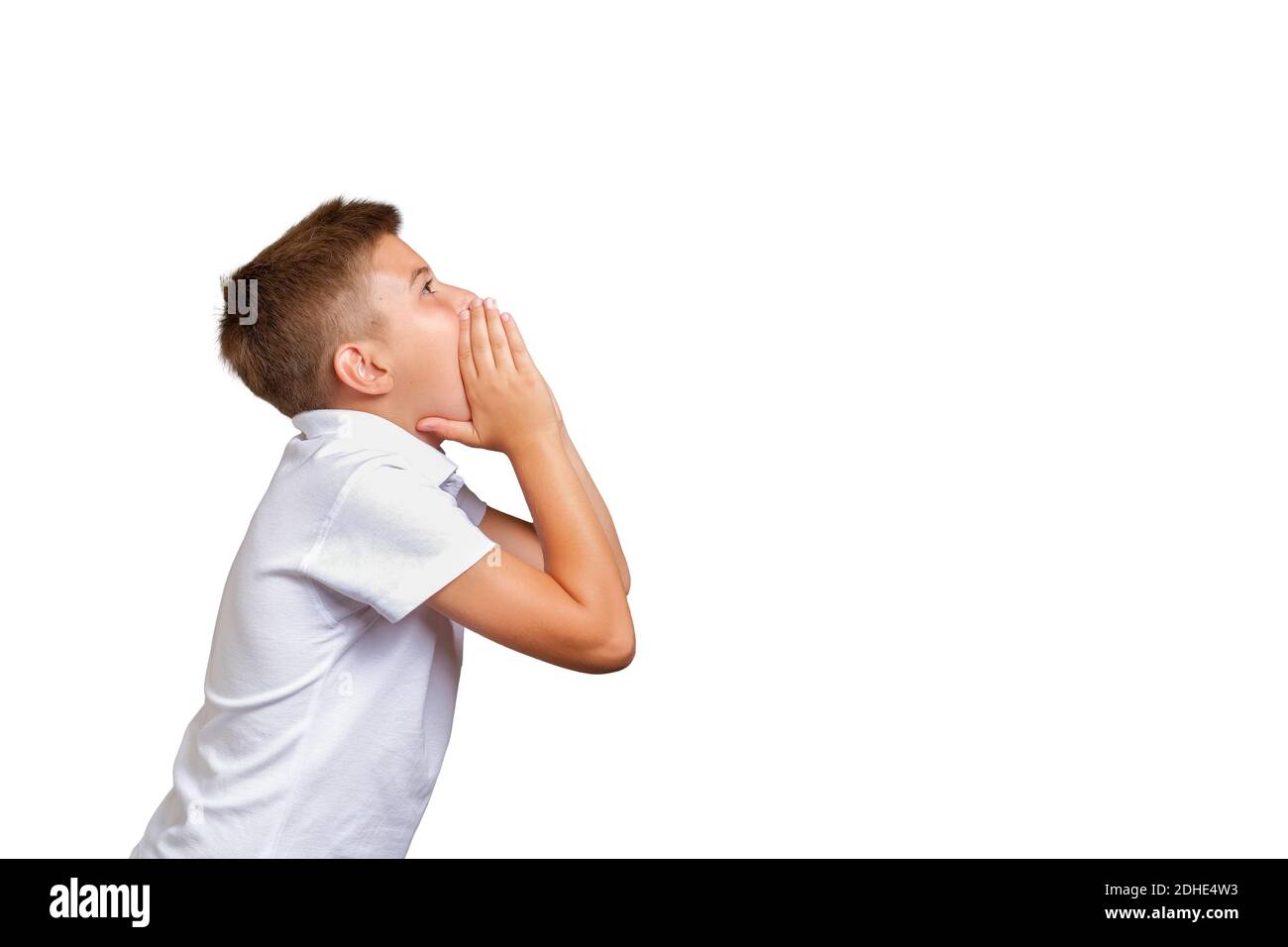 Junge schreit mit gefalteten Händen als ein Megaphon isoliert Auf weißem Hintergrund Stockfoto