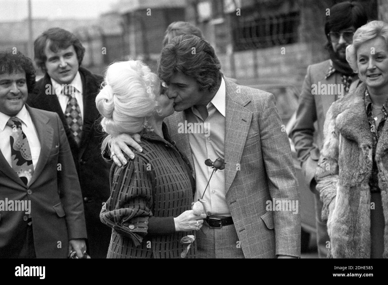 Datei Foto vom 01/02/80 von Barbara Windsor, mit einer einzigen roten Rose, küssen ihren Mann Ronald Knight vor Brixton Gefängnis in London als er auf £200,000 Kaution freigelassen wurde, sah er sich Mord und Brandstiftung angeklagt. Die beliebte Entertainerin, die vor allem für ihre Rollen in EastEnders und die Carry-On-Filme bekannt ist, ist im Alter von 83 Jahren gestorben. Stockfoto