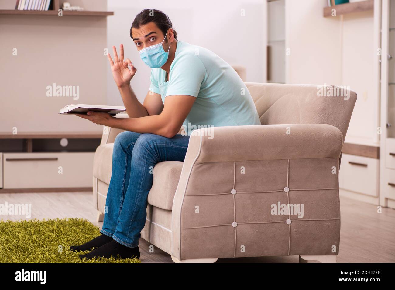 Junger Student, der zu Hause während einer Pandemie studiert Stockfoto