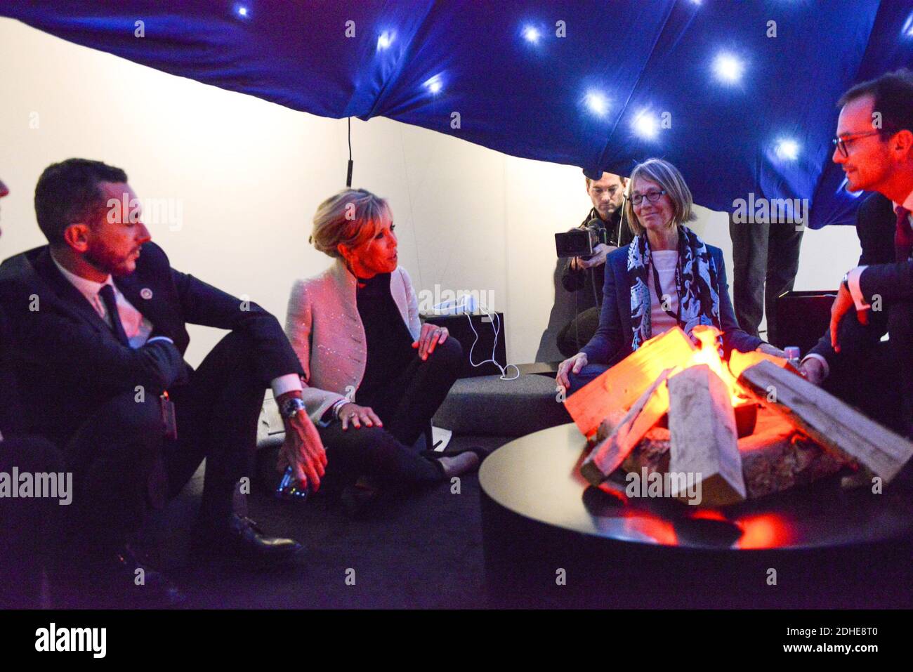 L-R : der Präsident des Louvre Jean-Luc Martinez, ein Gast, Brigitte Macron und der französische Kulturminister Francoise Nyssen sitzen in einem Zelt im Kindermuseum des Louvre Abu Dhabi, auf der Insel Saadiyat, in Abu Dhabi, Vereinigte Arabische Emirate. Am 8. November 2017. Foto von Ammar Abd Rabbo/ABACAPRESS.COM Stockfoto