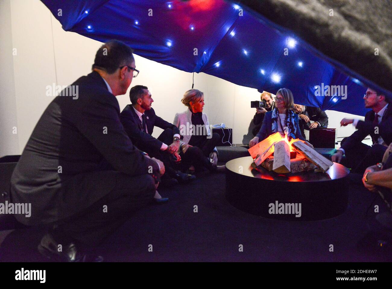 L-R : der Präsident des Louvre Jean-Luc Martinez, ein Gast, Brigitte Macron und der französische Kulturminister Francoise Nyssen sitzen in einem Zelt im Kindermuseum des Louvre Abu Dhabi, auf der Insel Saadiyat, in Abu Dhabi, Vereinigte Arabische Emirate. Am 8. November 2017. Foto von Ammar Abd Rabbo/ABACAPRESS.COM Stockfoto