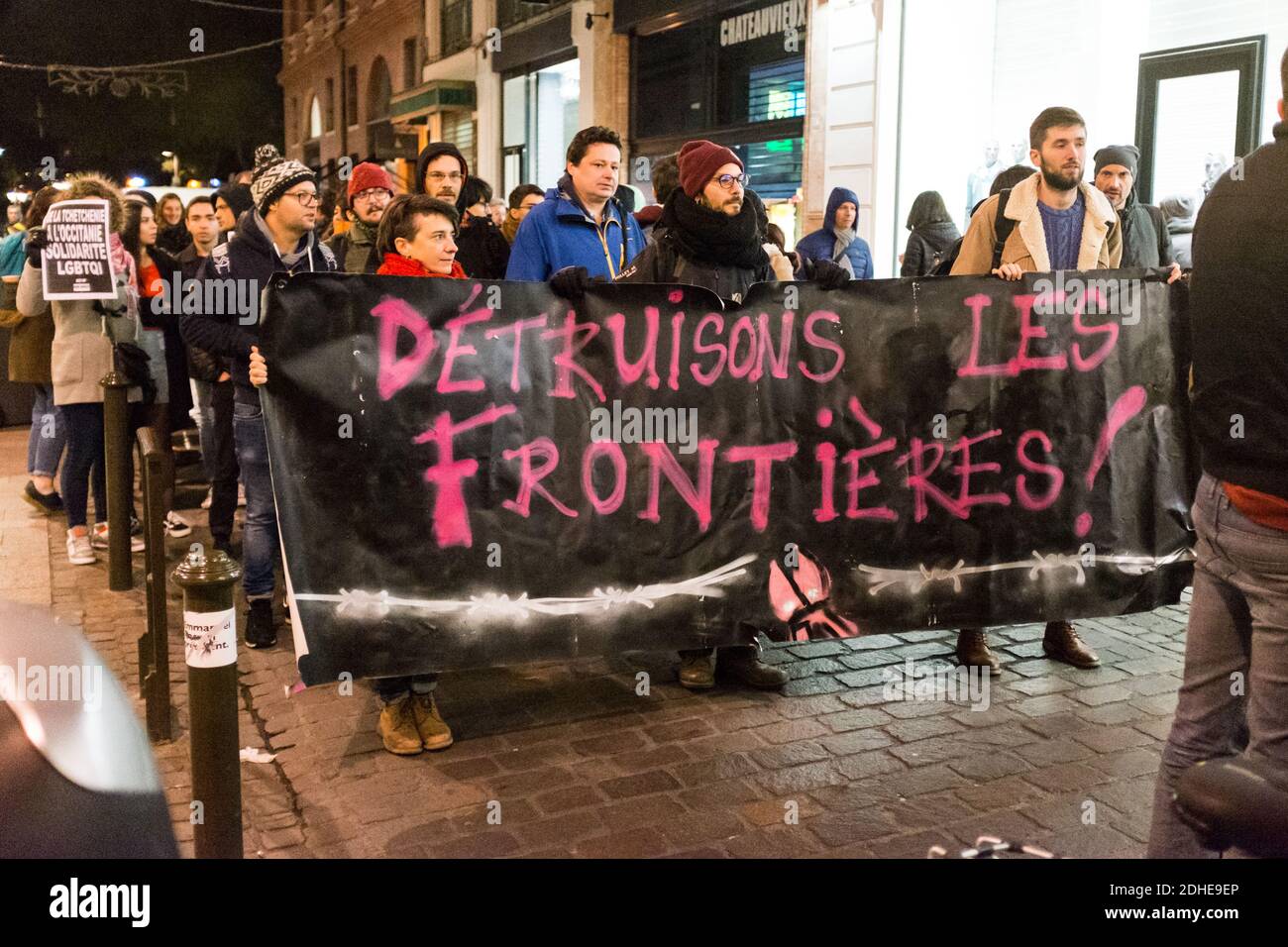 Auf Einladung von ActUp Sud-Ouest fand am Mittwoch, den 8. November 2017, eine Kundgebung von pro-LGBTQI-Aktivisten auf den Straßen von Toulouse statt. Die Nachtparade war eine Gelegenheit, die jüngsten Verfolgungen und Morde an Schwulen und Transgender in Tschetschenien, Aserbaidschan, Ägypten oder Brasilien anzuprangern. Foto von Patrick Batard/ABACAPRESS.COM Stockfoto