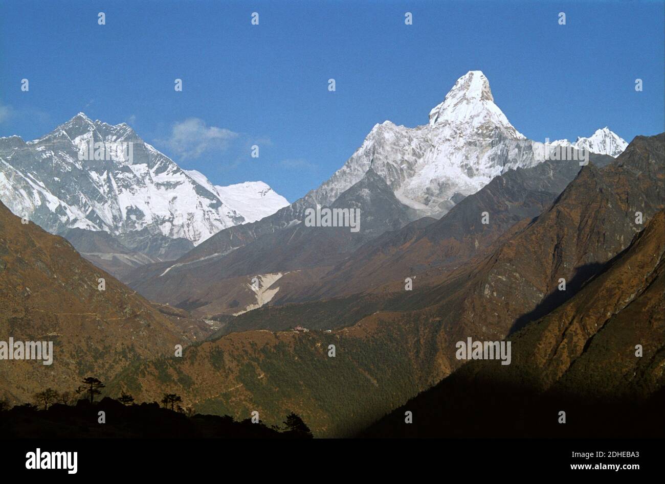 NEPAL in der Nähe des Namche Bazaar -- Dez 2005 -- die Schneelinie auf 4,300 Metern...eine Szene, die normalerweise Mitte Dezember mit Schnee verstopft ist, da die Winter nun später kommen Stockfoto