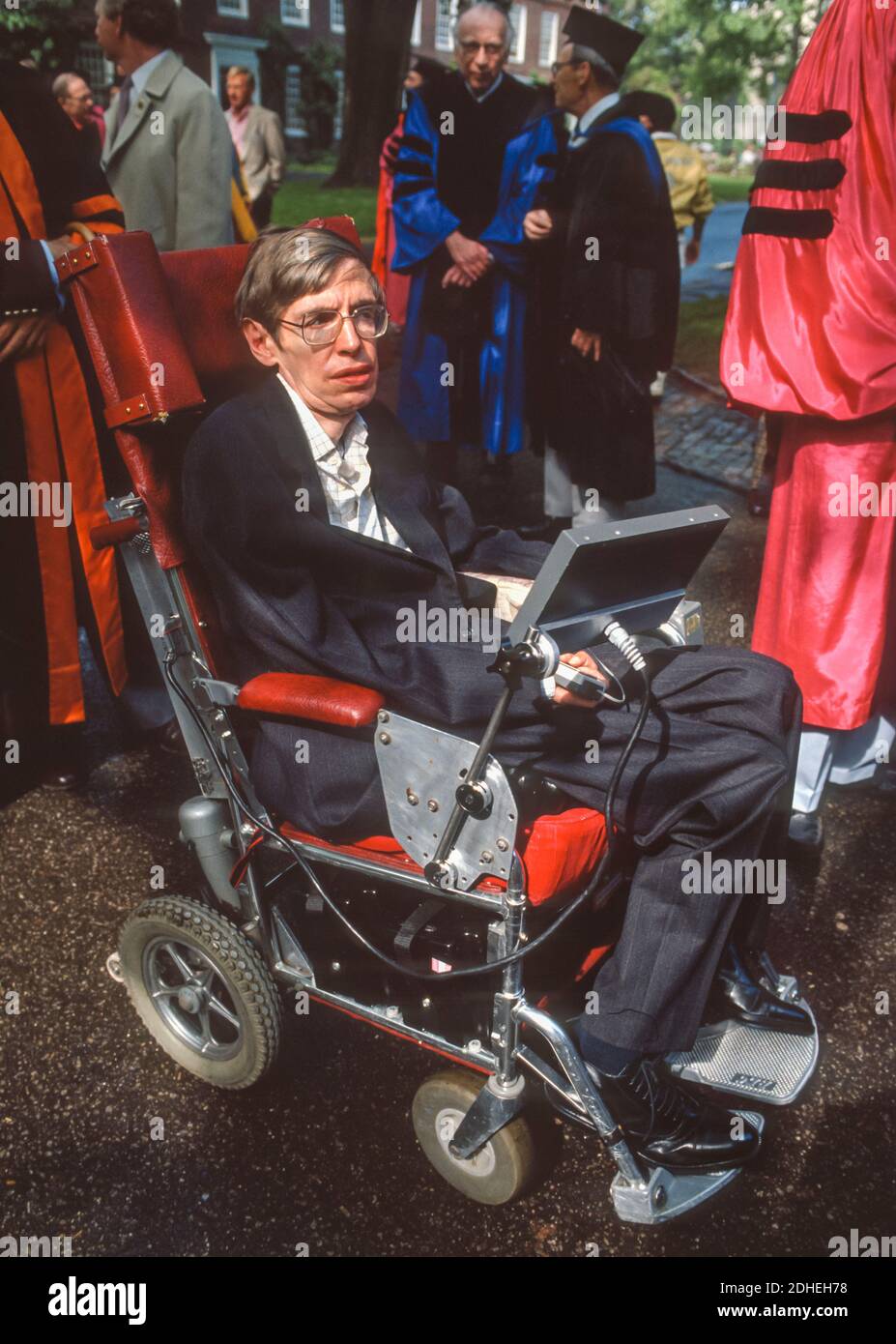 CAMBRIDGE, MASSACUSETTS, USA, 7. JUNI 1990 - Physiker Stephen Hawking, an der Harvard Ehrendoktorwürde zu erhalten. Stockfoto