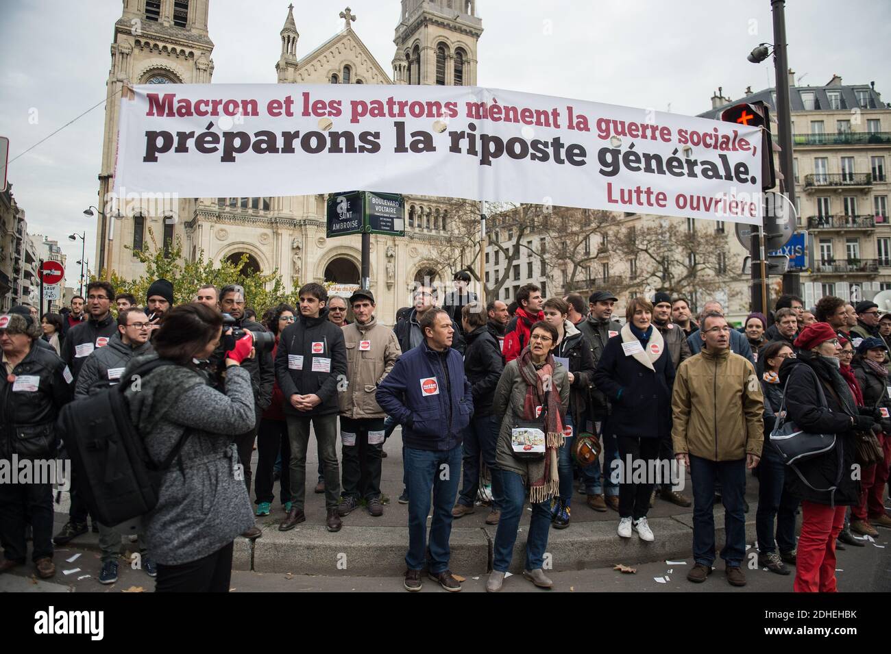 Während einer Demonstration im Rahmen eines landesweiten Protesttages gegen die wirtschaftlichen und sozialen Reformen der Regierung, am 16. November 2017 in Paris Foto vonELIOT BLONDT/ABACAPRESS.COM Stockfoto