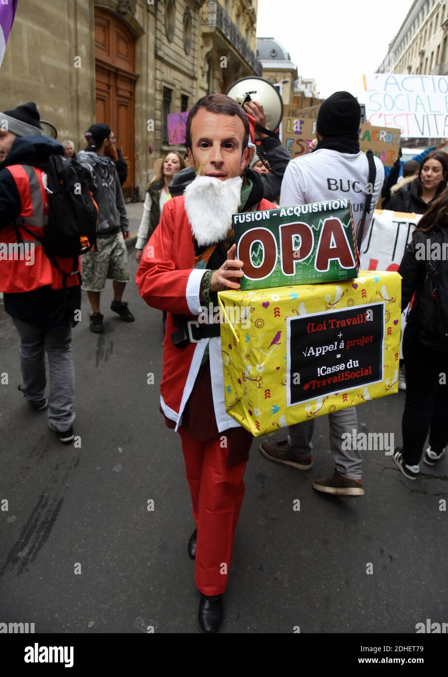 Ein Protestler trägt eine Maske von Präsident macron während einer Demonstration, die von Sozialarbeitern und Beschäftigten des Gesundheitswesens am 20. November 2017 in Paris, Frankreich, organisiert wurde, um die Reformen des Sozialsektors anzuprangern, einschließlich einer Sparpolitik, die die Finanzierung von Projekten des Sozialsektors gekürzt und die Gehälter der Arbeitnehmer gesenkt hat. Foto von Alain Apaydin/ABACAPRESS.COM Stockfoto