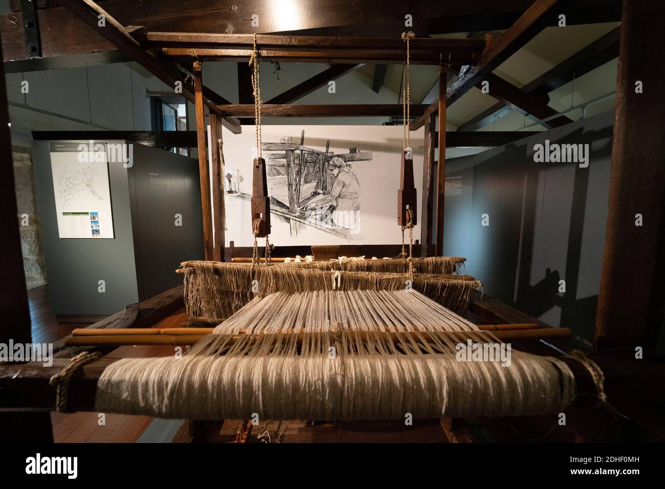 Alter handgemachter Webstuhl für die Arbeit mit Leinen im Leinenmuseum Museu do Linho de Várzea de Calde in Varzea de Calde, Portugal Stockfoto
