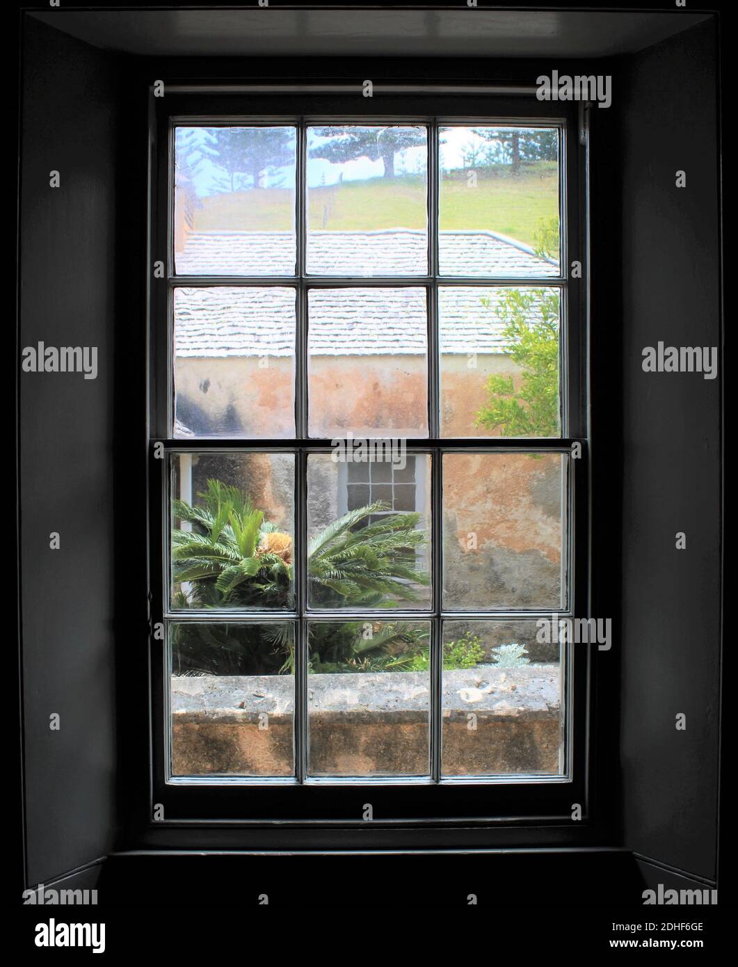 Norfolk Island, Georgian House Museum, Innenhof und Anbau, durch Fenster des Haupthauses, Nummer 10 Quality Row, World Heritage Area, Kingston. Stockfoto