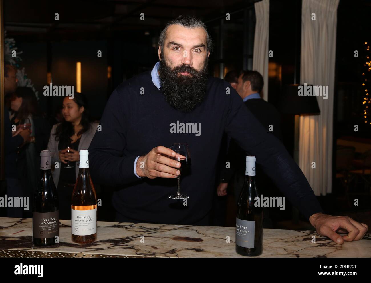 Sebastien Chabal, ehemaliger französischer Rugbyspieler, der für Sale Sharks, Racing Metro 92 Paris und die französische Nationalmannschaft spielte, präsentiert seine mit Hilfe von Christophe Novara und Les Vignerons Du Cellier des Chartreux entworfenen Weine im Le Roch Hotel in Paris, Frankreich, 30. November 2017. Foto von Jerome Domine/ABACAPRESS.COM Stockfoto