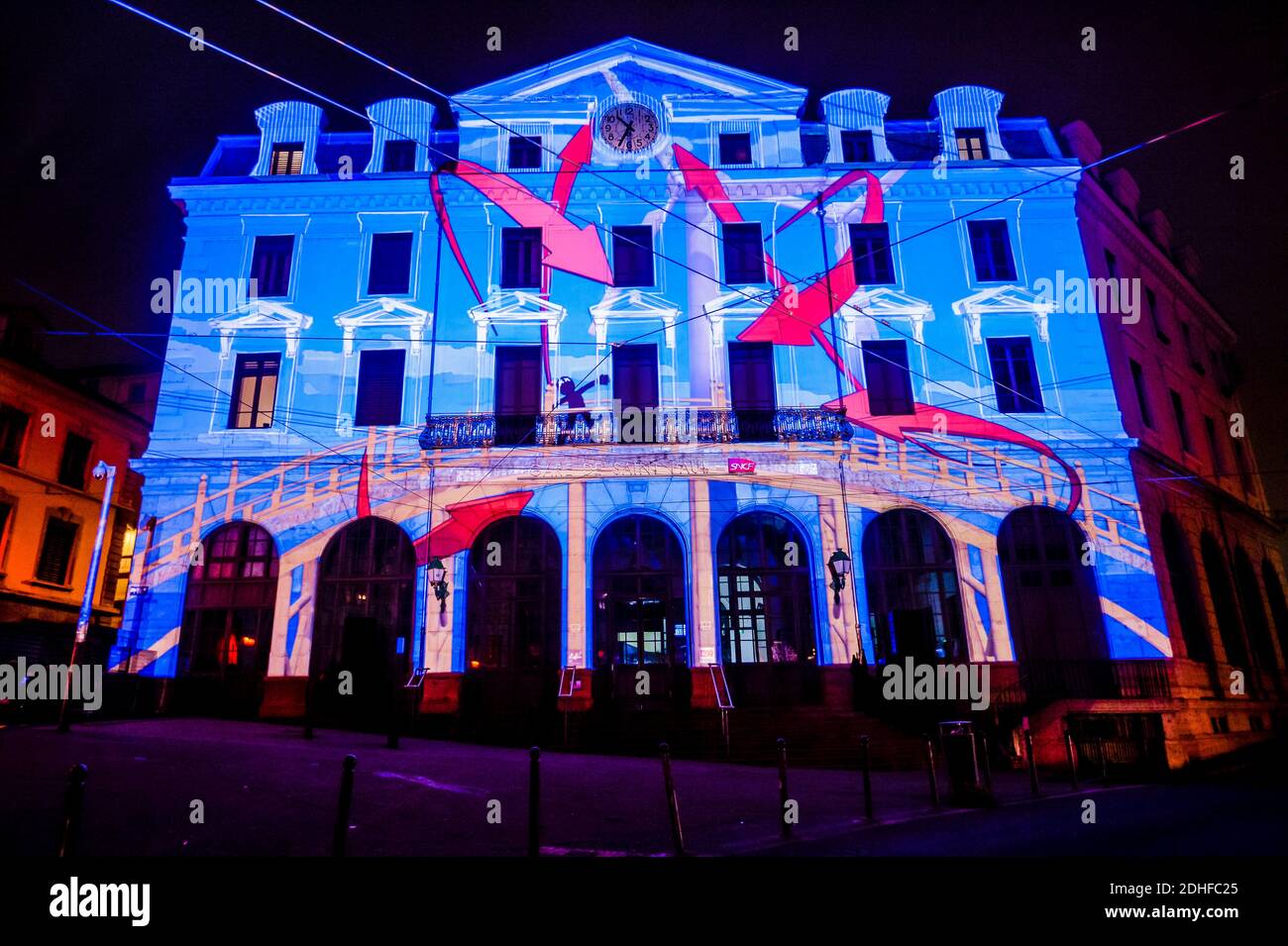 Gare Saint Paul veranstaltet eine Lichtshow während der Lichtproben am Vorabend der Ausgabe 2017 des Festival of Lights (Fete des Lumieres), Die jedes Jahr seit dem 8. Dezember 1852 am Fest der Unbefleckten Empfängnis eine Hommage an Maria, Mutter Jesu, nach der Stadt wurde von der Pest 1643 verschont markiert.Lyon, Mittelfrankreich, 7. Dezember 2017. Foto von Julien Reynaud/APS-Medias/ABACAPRESS.COM Stockfoto