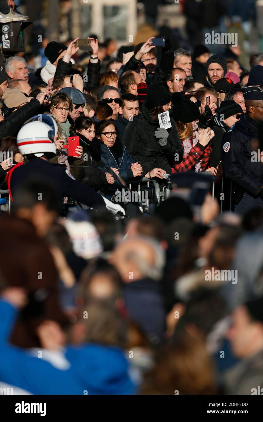 Zuschauer nehmen an der Zeremonie Teil, während der Sarg der spätfranzösischen Musikikone Johnny Hallyday während einer Tribute-Zeremonie am 9. Dezember 2017 in Paris die Champs Elysees hinunterfährt. Fans zollen Johnny Hallyday während der Trauerprozession zum Gedenken an den Sänger in Paris Tribut. Die Begräbniskonvoi begann von lâ €™Arc de Triomphe und dann kam die Champs Elysées auf den Place de la Concorde vor der Überschrift auf die Kirche von la Madeleine für einen religiösen Gottesdienst. Der Präsident der Republik und seine Frau nahmen am Gottesdienst Teil. Johnny Hallyday's Musiker begleiteten den Begräbniskonvoi d Stockfoto