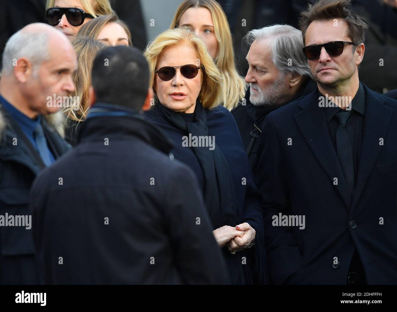 Sylvie Vartan und David Hallyday nach der Trauerfeier, die zum Gedenken an Johnny Hallyday in Paris, Frankreich, am 9. dezember organisiert wurde, 2017.der Begräbniskonvoi startete vom Arc de Triomphe und kam dann über die Champs Elysées zum Place de la Concorde, bevor er zur Kirche La Madeleine für einen Gottesdienst ging. Der Präsident der Republik und seine Frau nahmen am Gottesdienst Teil. Johnny Hallyday's Musiker begleiteten den Begräbniskonvoi während der Prozession.Foto: Christian Liewig/ ABACAPRESS.COM Stockfoto