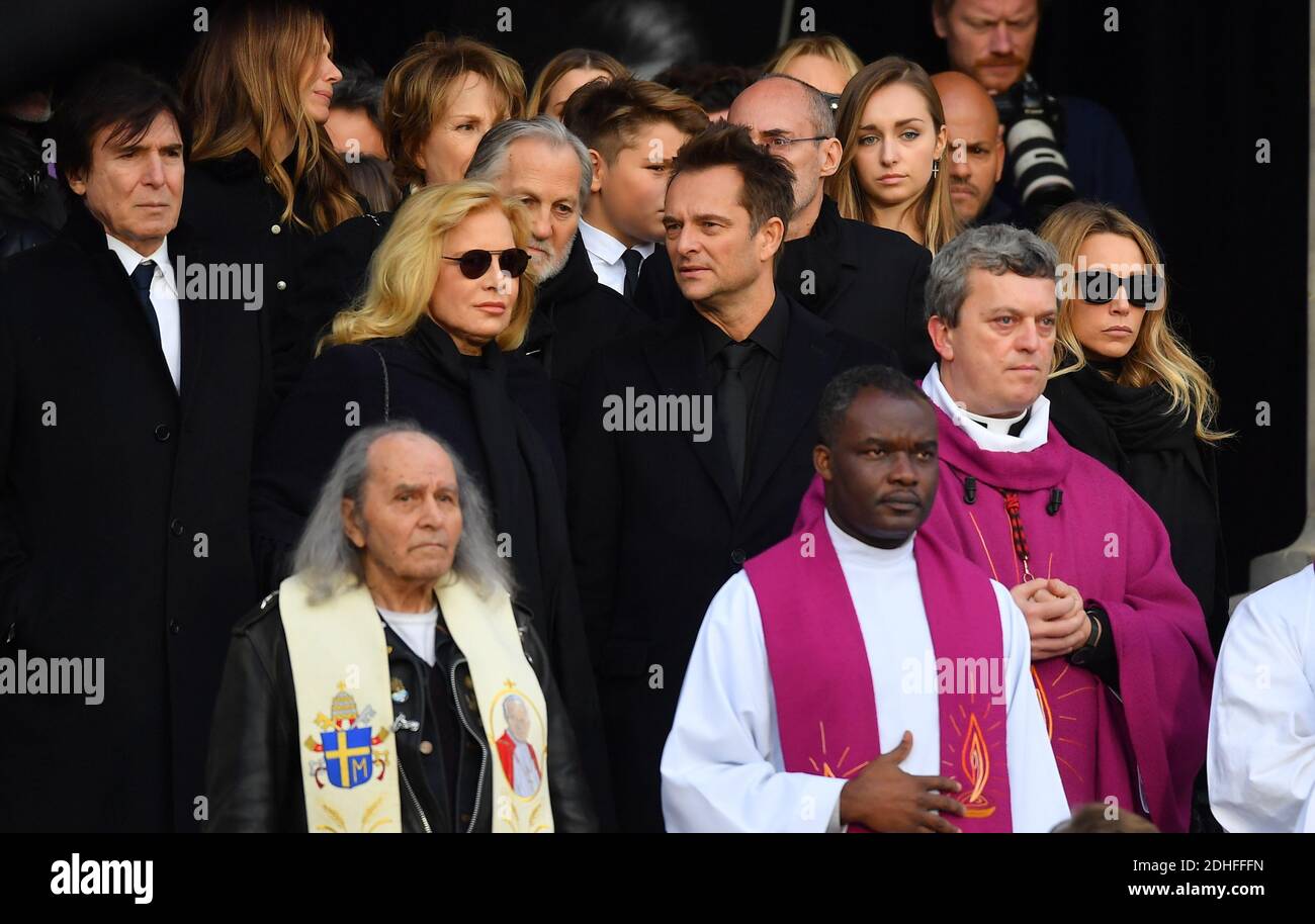 Sylvie Vartan, David Hallyday Laura Smet nach der Trauerfeier, die zum Gedenken an Johnny Hallyday am 9. dezember in Paris, Frankreich, organisiert wurde, 2017.der Begräbniskonvoi startete vom Arc de Triomphe und kam dann über die Champs Elysées zum Place de la Concorde, bevor er zur Kirche La Madeleine für einen Gottesdienst ging. Der Präsident der Republik und seine Frau nahmen am Gottesdienst Teil. Johnny Hallyday's Musiker begleiteten den Begräbniskonvoi während der Prozession.Foto: Christian Liewig/ ABACAPRESS.COM Stockfoto