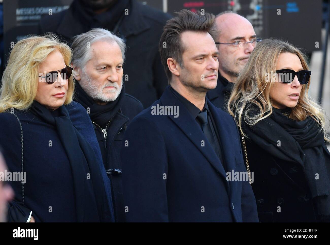 Sylvie Vartan, David Hallyday und Laura Smet nach der Trauerfeier, die zum Gedenken an Johnny Hallyday am 9. dezember in Paris, Frankreich, organisiert wurde, 2017.der Begräbniskonvoi startete vom Arc de Triomphe und kam dann über die Champs Elysées zum Place de la Concorde, bevor er zur Kirche La Madeleine für einen Gottesdienst ging. Der Präsident der Republik und seine Frau nahmen am Gottesdienst Teil. Johnny Hallyday's Musiker begleiteten den Begräbniskonvoi während der Prozession.Foto: Christian Liewig/ ABACAPRESS.COM Stockfoto