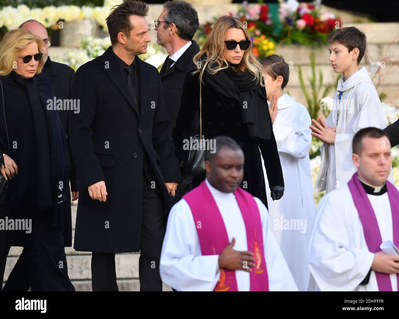 Sylvie Vartan, David Hallyday, Laura Smet nach der Trauerfeier, die zum Gedenken an Johnny Hallyday am 9. dezember in Paris, Frankreich, organisiert wurde, 2017.der Begräbniskonvoi startete vom Arc de Triomphe und kam dann über die Champs Elysées zum Place de la Concorde, bevor er zur Kirche La Madeleine für einen Gottesdienst ging. Der Präsident der Republik und seine Frau nahmen am Gottesdienst Teil. Johnny Hallyday's Musiker begleiteten den Begräbniskonvoi während der Prozession.Foto: Christian Liewig/ ABACAPRESS.COM Stockfoto