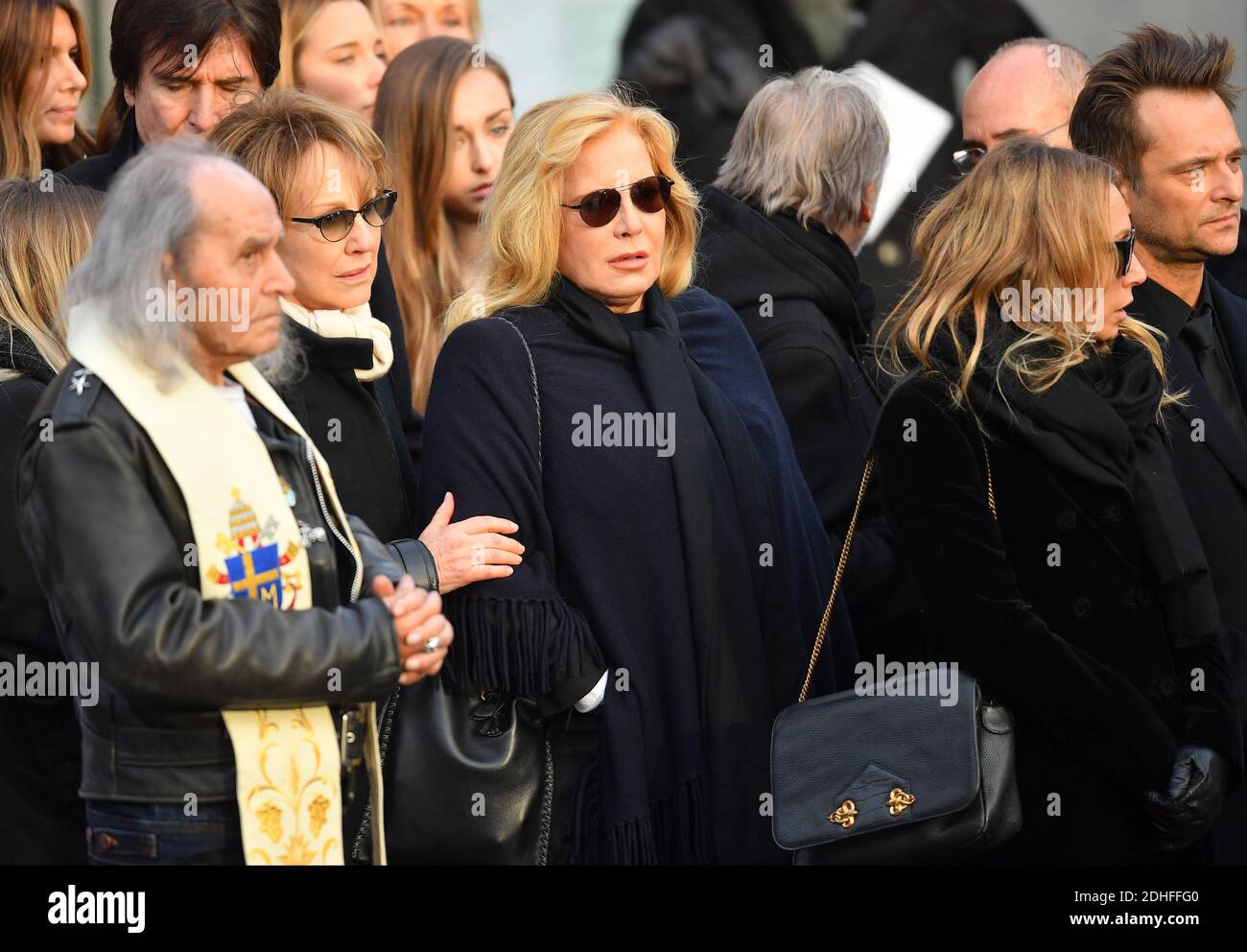 Nathalie Baye, Sylvie Vartan Laura Hallyday nach der Trauerfeier, die zum Gedenken an Johnny Hallyday am 9. dezember in Paris, Frankreich, organisiert wurde, 2017.der Begräbniskonvoi startete vom Arc de Triomphe und kam dann über die Champs Elysées zum Place de la Concorde, bevor er zur Kirche La Madeleine für einen Gottesdienst ging. Der Präsident der Republik und seine Frau nahmen am Gottesdienst Teil. Johnny Hallyday's Musiker begleiteten den Begräbniskonvoi während der Prozession.Foto: Christian Liewig/ ABACAPRESS.COM Stockfoto