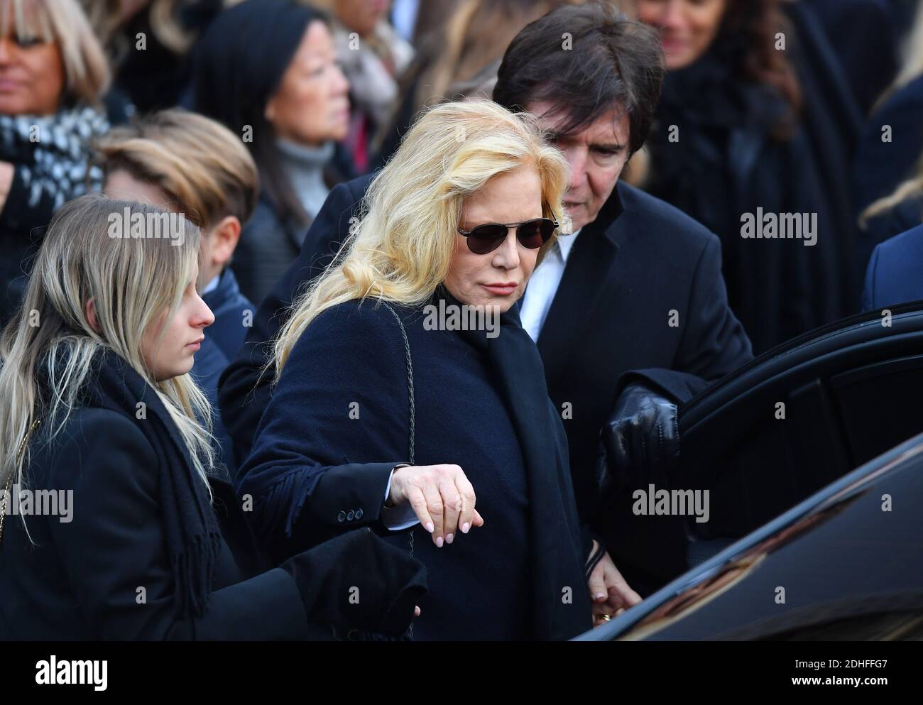 Sylvie Vartan nach der Trauerfeier, die am 9. dezember in Paris zum Gedenken an Johnny Hallyday organisiert wurde, 2017.der Begräbniskonvoi startete vom Arc de Triomphe und kam dann über die Champs Elysées zum Place de la Concorde, bevor er zur Kirche La Madeleine für einen Gottesdienst ging. Der Präsident der Republik und seine Frau nahmen am Gottesdienst Teil. Johnny Hallyday's Musiker begleiteten den Begräbniskonvoi während der Prozession.Foto: Christian Liewig/ ABACAPRESS.COM Stockfoto