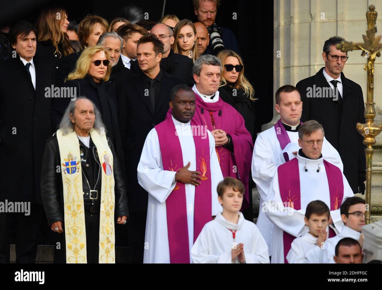 Sylvie Vartan, David Hallyday Laura Hallyday nach der Trauerfeier, die zum Gedenken an Johnny Hallyday am 9. dezember in Paris, Frankreich, organisiert wurde, 2017.der Begräbniskonvoi startete vom Arc de Triomphe und kam dann über die Champs Elysées zum Place de la Concorde, bevor er zur Kirche La Madeleine für einen Gottesdienst ging. Der Präsident der Republik und seine Frau nahmen am Gottesdienst Teil. Johnny Hallyday's Musiker begleiteten den Begräbniskonvoi während der Prozession.Foto: Christian Liewig/ ABACAPRESS.COM Stockfoto