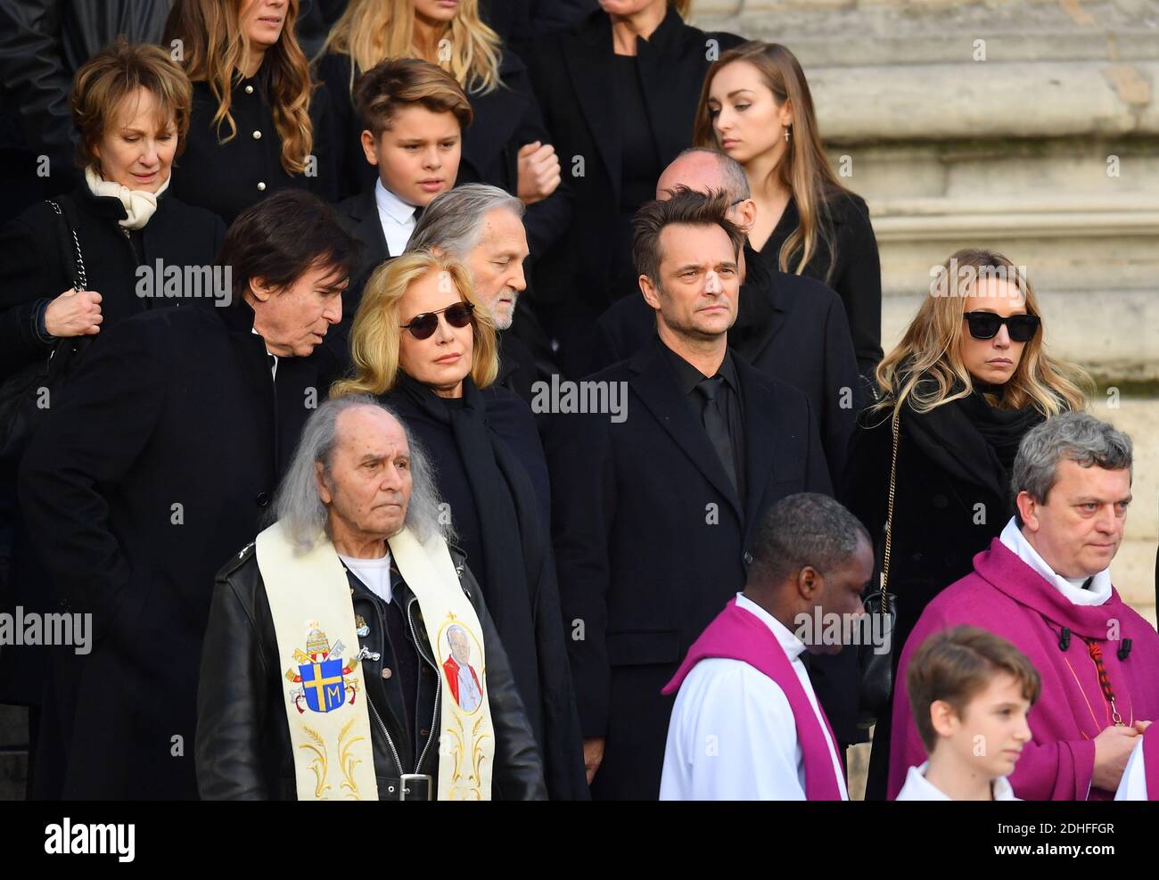 Sylvie Vartan, David Hallyday Laura Smet , Cameron Smet, Tony Scotti, Nathalie Baye, nach der Trauerfeier zum Gedenken an Johnny Hallyday in Paris, Frankreich am 9. dezember, 2017.der Begräbniskonvoi startete vom Arc de Triomphe und kam dann über die Champs Elysées zum Place de la Concorde, bevor er zur Kirche La Madeleine für einen Gottesdienst ging. Der Präsident der Republik und seine Frau nahmen am Gottesdienst Teil. Johnny Hallyday's Musiker begleiteten den Begräbniskonvoi während der Prozession.Foto: Christian Liewig/ ABACAPRESS.COM Stockfoto