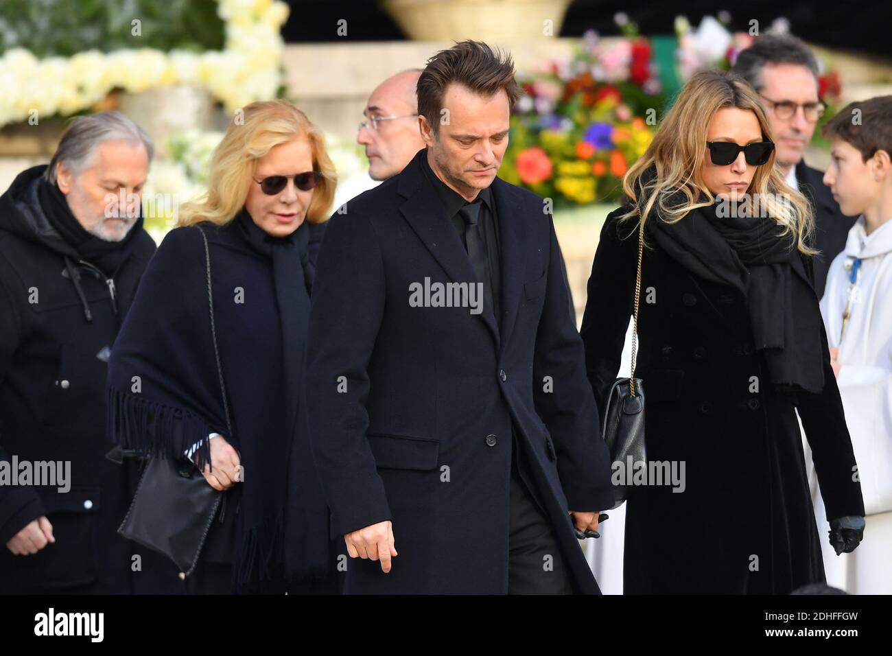 Sylvie Vartan, David Hallyday, Laura Smet nach der Trauerfeier, die zum Gedenken an Johnny Hallyday am 9. dezember in Paris, Frankreich, organisiert wurde, 2017.der Begräbniskonvoi startete vom Arc de Triomphe und kam dann über die Champs Elysées zum Place de la Concorde, bevor er zur Kirche La Madeleine für einen Gottesdienst ging. Der Präsident der Republik und seine Frau nahmen am Gottesdienst Teil. Johnny Hallyday's Musiker begleiteten den Begräbniskonvoi während der Prozession.Foto: Christian Liewig/ ABACAPRESS.COM Stockfoto