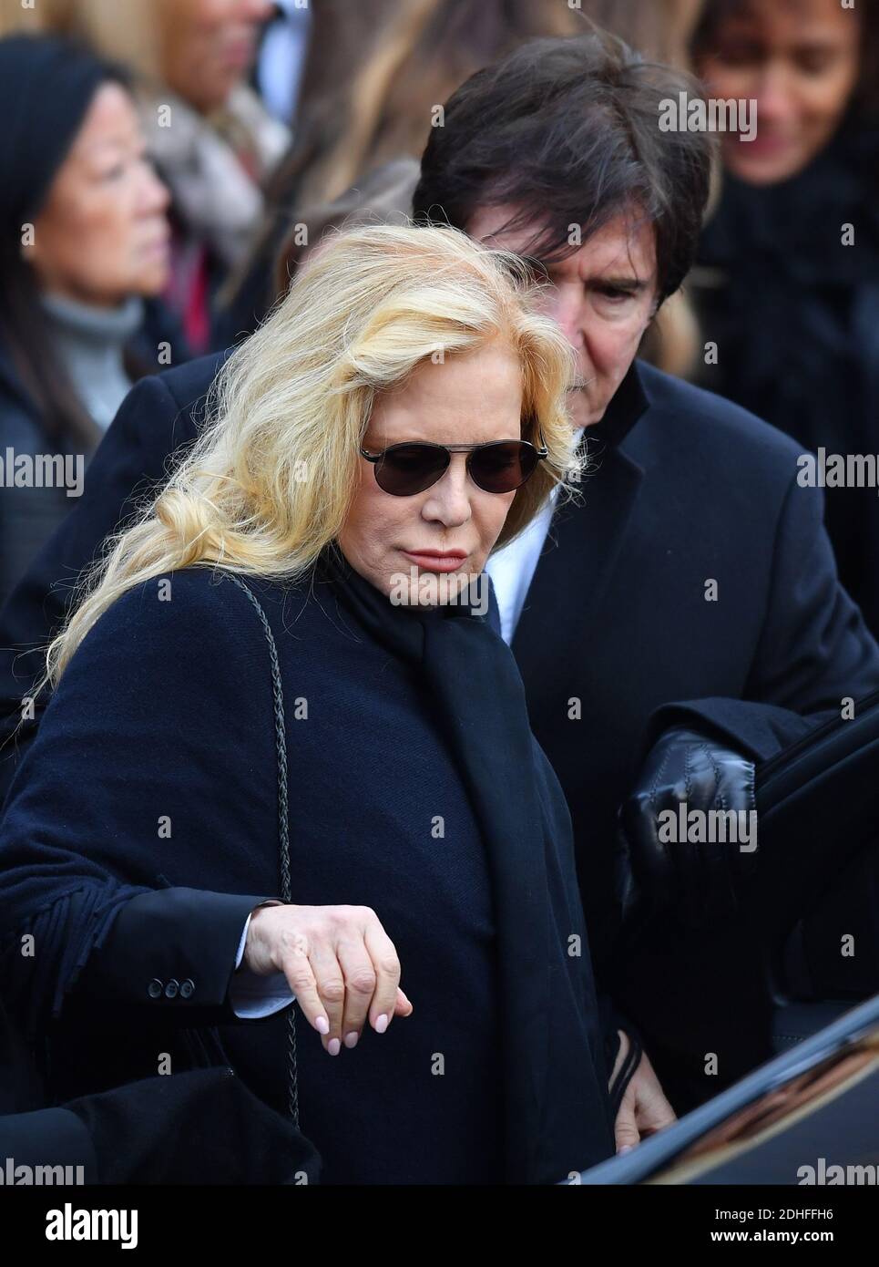 Sylvie Vartan nach der Trauerfeier, die am 9. dezember in Paris zum Gedenken an Johnny Hallyday organisiert wurde, 2017.der Begräbniskonvoi startete vom Arc de Triomphe und kam dann über die Champs Elysées zum Place de la Concorde, bevor er zur Kirche La Madeleine für einen Gottesdienst ging. Der Präsident der Republik und seine Frau nahmen am Gottesdienst Teil. Johnny Hallyday's Musiker begleiteten den Begräbniskonvoi während der Prozession.Foto: Christian Liewig/ ABACAPRESS.COM Stockfoto