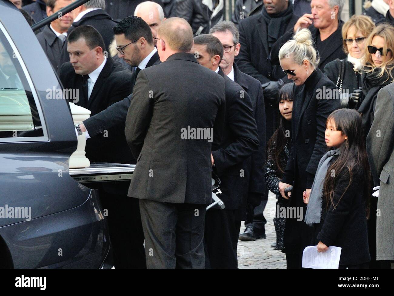LÊticia Hallyday, Sylvie Vartan, Nathalie Baye, Laura Smet, David Hallyday am Ende der Trauerfeier vor der Kirche La Madeleine in Andenken an den verstorbenen französischen Sänger Johnny Hallyday am 9. Dezember 2017 in Paris, Frankreich. Die französische Musikikone Johnny Hallyday starb am 6. Dezember 2017 im Alter von 74 Jahren nach einem Kampf mit Lungenkrebs und stürze das Land in die Trauer um einen nationalen Schatz, dessen weicher Fels das Leben von drei Generationen erleuchtete. Foto von Alban Wyters/ABACAPRESS.COM Stockfoto
