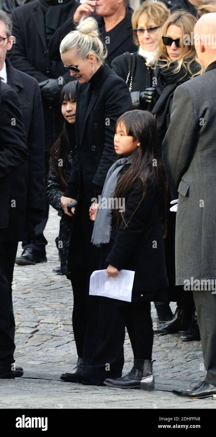 LÊticia Hallyday, Sylvie Vartan, Nathalie Baye, Laura Smet, David Hallyday am Ende der Trauerfeier vor der Kirche La Madeleine in Andenken an den verstorbenen französischen Sänger Johnny Hallyday am 9. Dezember 2017 in Paris, Frankreich. Die französische Musikikone Johnny Hallyday starb am 6. Dezember 2017 im Alter von 74 Jahren nach einem Kampf mit Lungenkrebs und stürze das Land in die Trauer um einen nationalen Schatz, dessen weicher Fels das Leben von drei Generationen erleuchtete. Foto von Alban Wyters/ABACAPRESS.COM Stockfoto