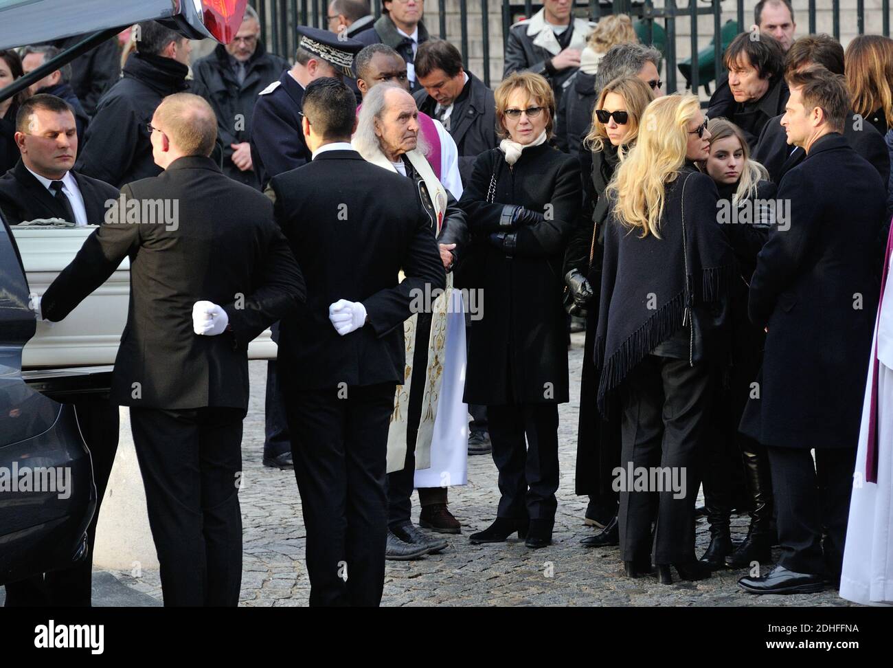 Sylvie Vartan und ihre Tochter Darina, Nathalie Baye, Laura Smet, David Hallyday am Ende der Trauerfeier vor der Kirche La Madeleine in Andenken an den verstorbenen französischen Sänger Johnny Hallyday am 9. Dezember 2017 in Paris, Frankreich. Die französische Musikikone Johnny Hallyday starb am 6. Dezember 2017 im Alter von 74 Jahren nach einem Kampf mit Lungenkrebs und stürze das Land in die Trauer um einen nationalen Schatz, dessen weicher Fels das Leben von drei Generationen erleuchtete. Foto von Alban Wyters/ABACAPRESS.COM Stockfoto