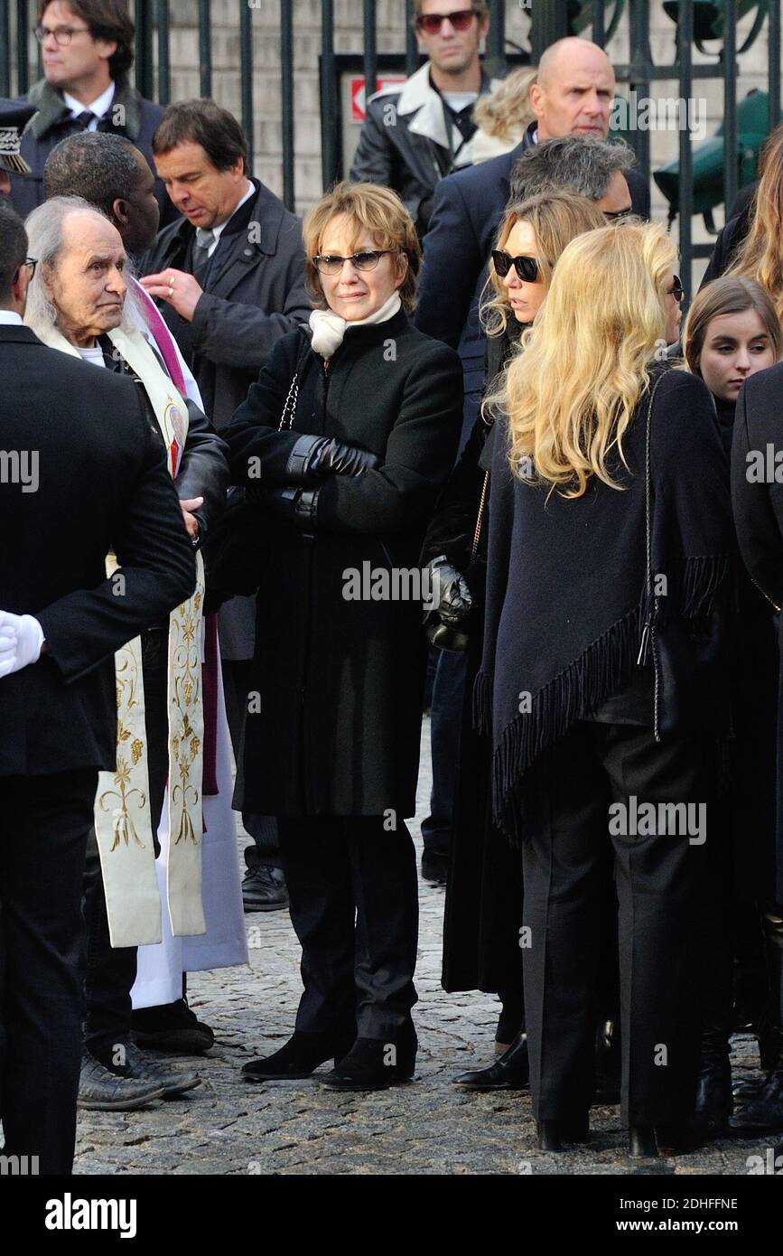Sylvie Vartan und ihre Tochter Darina, Nathalie Baye, Laura Smet, die am Ende der Trauerfeier vor der Kirche La Madeleine in Andenken an den verstorbenen französischen Sänger Johnny Hallyday am 9. Dezember 2017 in Paris, Frankreich, teilnahmen. Die französische Musikikone Johnny Hallyday starb am 6. Dezember 2017 im Alter von 74 Jahren nach einem Kampf mit Lungenkrebs und stürze das Land in die Trauer um einen nationalen Schatz, dessen weicher Fels das Leben von drei Generationen erleuchtete. Foto von Alban Wyters/ABACAPRESS.COM Stockfoto