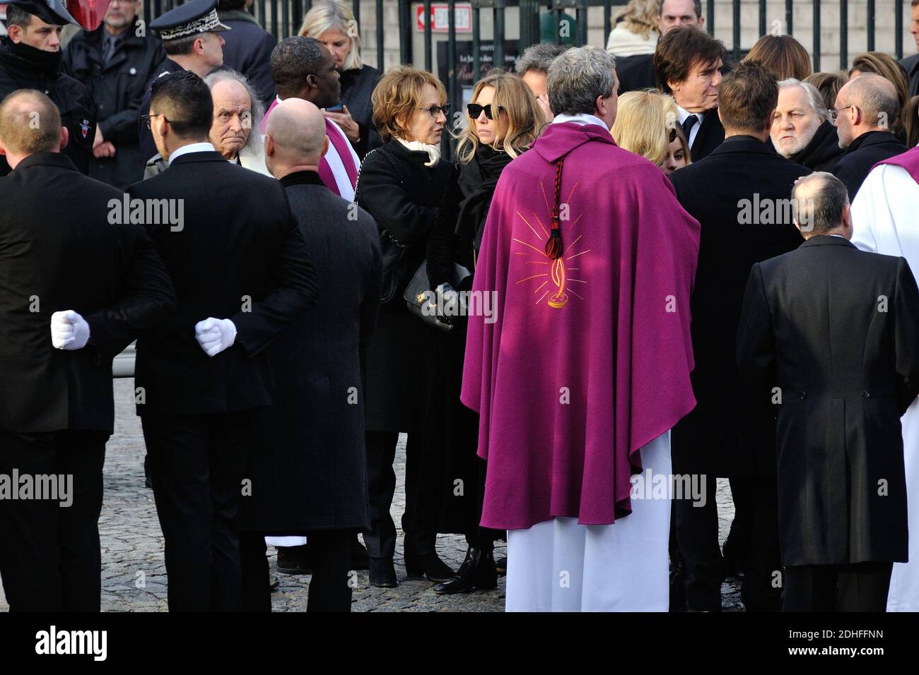 Sylvie Vartan, Nathalie Baye, Laura Smet vor der Kirche La Madeleine am Ende der Trauerfeier zu Ehren des verstorbenen französischen Sängers Johnny Hallyday am 9. Dezember 2017 in Paris, Frankreich. Die französische Musikikone Johnny Hallyday starb am 6. Dezember 2017 im Alter von 74 Jahren nach einem Kampf mit Lungenkrebs und stürze das Land in die Trauer um einen nationalen Schatz, dessen weicher Fels das Leben von drei Generationen erleuchtete. Foto von Alban Wyters/ABACAPRESS.COM Stockfoto