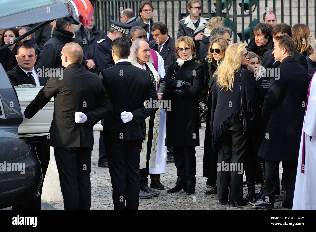 Sylvie Vartan und ihre Tochter Darina, Nathalie Baye, Laura Smet, David Hallyday am Ende der Trauerfeier vor der Kirche La Madeleine in Andenken an den verstorbenen französischen Sänger Johnny Hallyday am 9. Dezember 2017 in Paris, Frankreich. Die französische Musikikone Johnny Hallyday starb am 6. Dezember 2017 im Alter von 74 Jahren nach einem Kampf mit Lungenkrebs und stürze das Land in die Trauer um einen nationalen Schatz, dessen weicher Fels das Leben von drei Generationen erleuchtete. Foto von Alban Wyters/ABACAPRESS.COM Stockfoto
