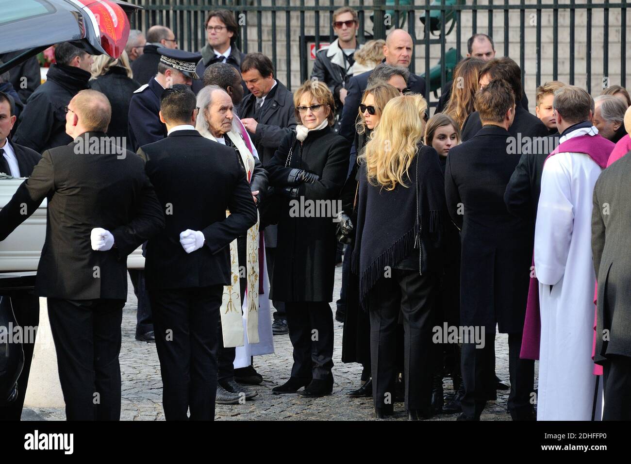 Sylvie Vartan und ihre Tochter Darina, Nathalie Baye, Laura Smet, David Hallyday am Ende der Trauerfeier vor der Kirche La Madeleine in Andenken an den verstorbenen französischen Sänger Johnny Hallyday am 9. Dezember 2017 in Paris, Frankreich. Die französische Musikikone Johnny Hallyday starb am 6. Dezember 2017 im Alter von 74 Jahren nach einem Kampf mit Lungenkrebs und stürze das Land in die Trauer um einen nationalen Schatz, dessen weicher Fels das Leben von drei Generationen erleuchtete. Foto von Alban Wyters/ABACAPRESS.COM Stockfoto