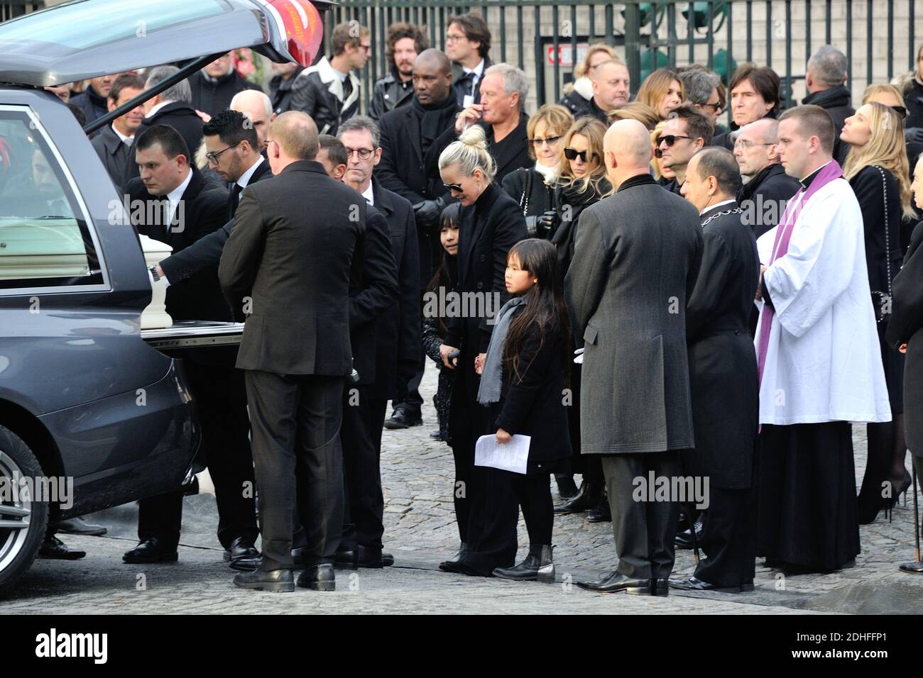 Laeticia Hallyday und ihre Töchter Jade und Joy, Sylvie Vartan und ihr Mann US-Schauspieler und Filmproduzent Tony Scotti, Nathalie Baye, Laura Smet, David Hallyday, Estella Hallyday vor der Kirche La Madeleine am Ende der Trauerfeier zu Ehren des verstorbenen französischen Sängers Johnny Hallyday am 9. Dezember 2017 in Paris, Frankreich. Die französische Musikikone Johnny Hallyday starb am 6. Dezember 2017 im Alter von 74 Jahren nach einem Kampf mit Lungenkrebs und stürze das Land in die Trauer um einen nationalen Schatz, dessen weicher Fels das Leben von drei Generationen erleuchtete. Foto von Alban Wyters/ABACAPRESS.COM Stockfoto